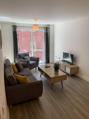 2 Bed2 Bath Flat with Balcony 5 mins to NQ